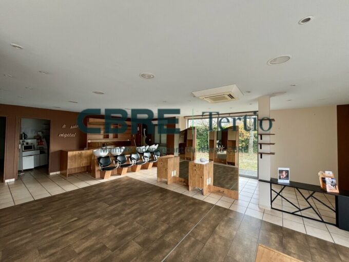 LOCAL COMMERCIAL SUR UN AXE PASSANT!