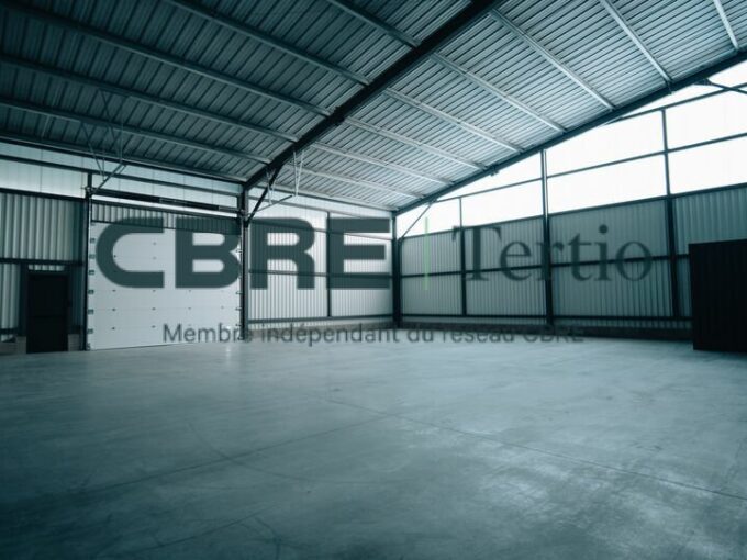 LOCAUX D&rsquo;ACTIVITÉS 300m² / SUBLAINES