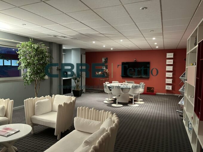 ESPACE SHOWROOM ET BUREAUX – SAINT CYR SUR LOIRE