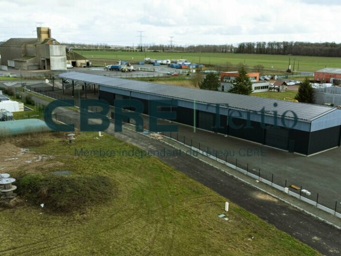 LOCAUX D&rsquo;ACTIVITÉS 300m² / BEAUMONT-LOUESTAULT POLAXIS