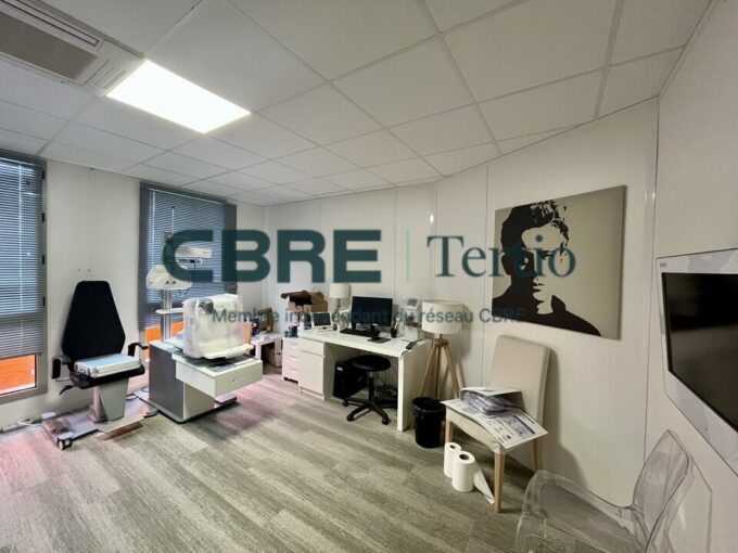 Bureaux au pied du tramway à Tours