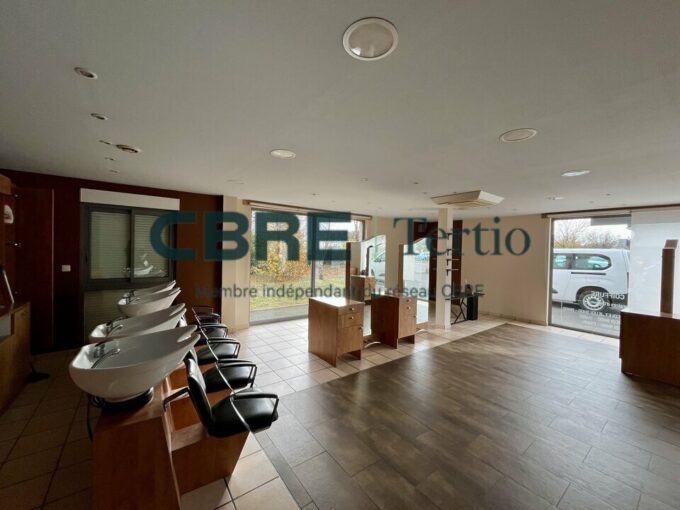 LOCAL COMMERCIAL SUR UN AXE PASSANT!