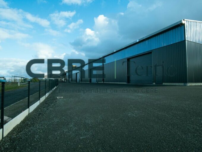 LOCAUX D&rsquo;ACTIVITÉS 300m² / BEAUMONT-LOUESTAULT POLAXIS