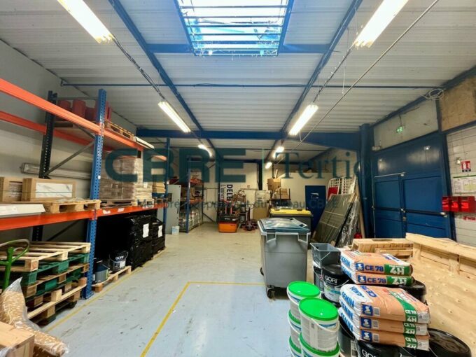 En exclusivité – Showroom avec stockage 370m² sur un axe majeur / Boulevard Charles de Gaulle Saint-Cyr-sur-Loire