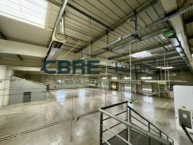 Local d&rsquo;activité de 1670m² à Joué les Tours
