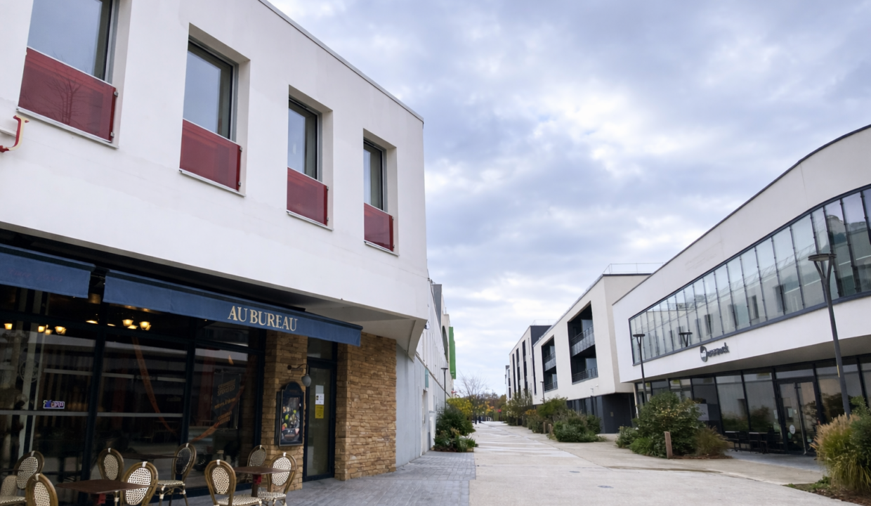 Café au Bureau sous un ciel nuageux