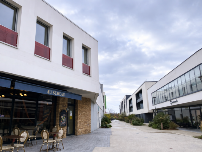 Café au Bureau sous un ciel nuageux