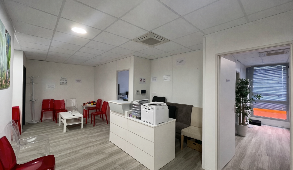 Salle d'attente moderne et organisée