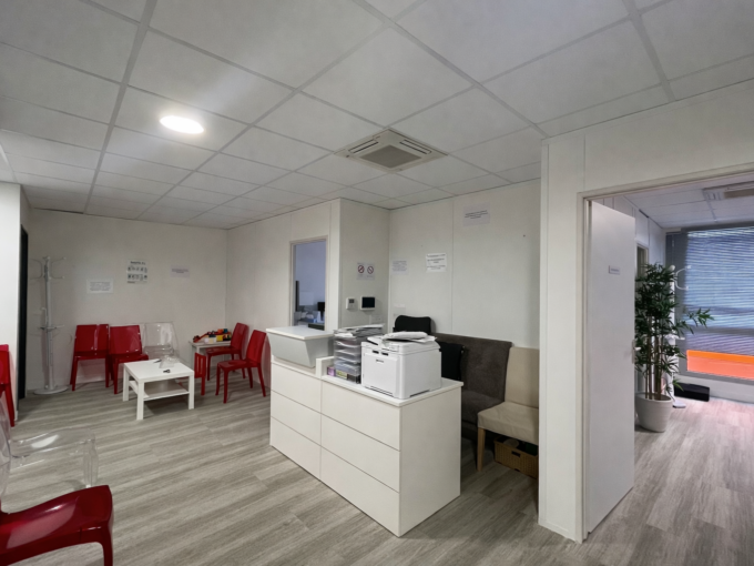 Salle d'attente moderne et organisée