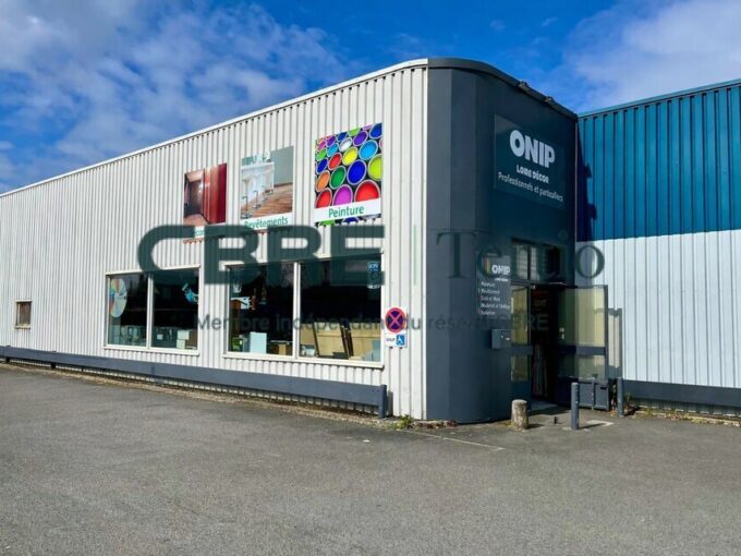 En exclusivité – Showroom avec stockage 370m² sur un axe majeur / Boulevard Charles de Gaulle Saint-Cyr-sur-Loire