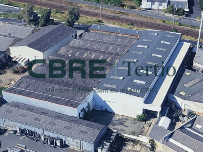 À LOUER  LOCAL D&rsquo;ACTIVITÉS 2 310 M² AVEC ENTREPÔT ET BUREAUX  TOURS MENNETON
