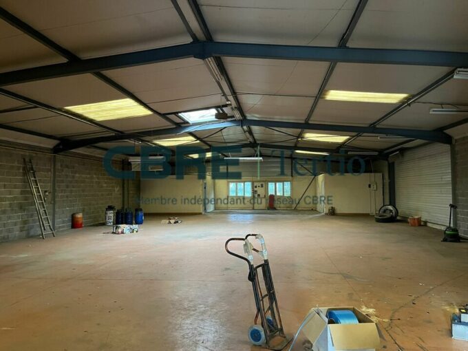 LOCAL D&rsquo;ACTIVITE 470M² / PARCAY-MESLAY PROCHE TOURS