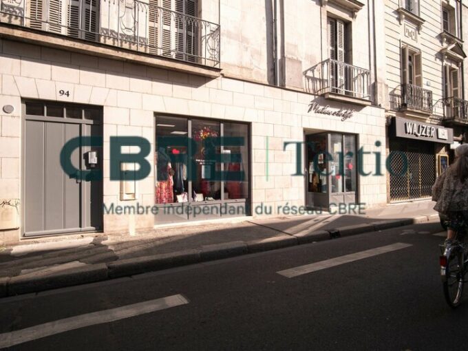 LOCAL COMMERCIAL RUE DES HALLES / HYPERCENTRE TOURS