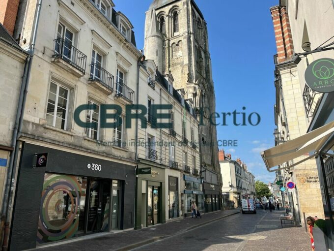 LOCAL COMMERCIAL RUE DES HALLES / HYPERCENTRE TOURS