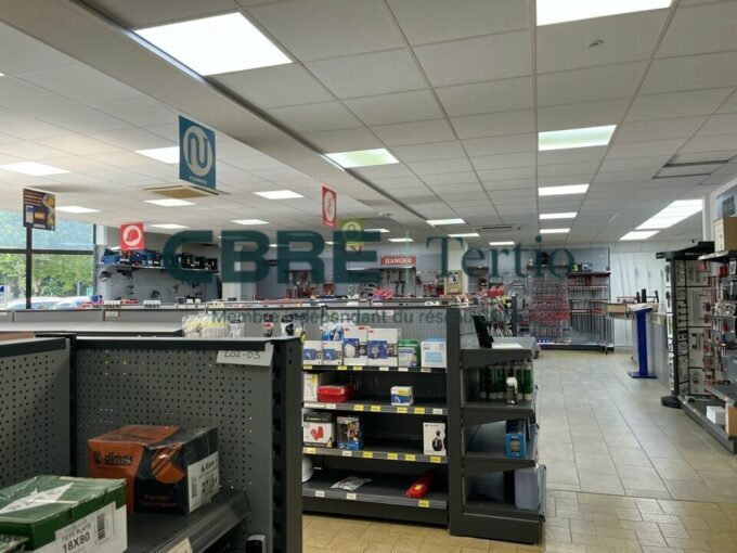 LOCAL COMMERCIAL AXE PASSANT AVEC PARKING / Tours Nord