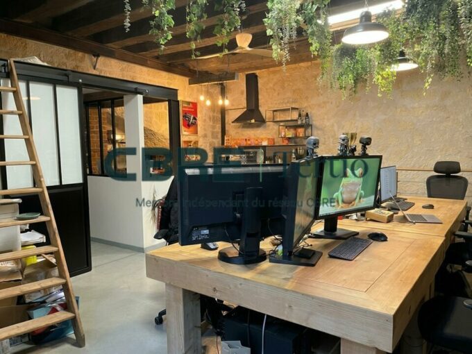 A LOUER – TOURS CENTRE – BUREAUX 40M2 + 60 M2 D ANNEXES EN SOUS SOL